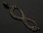 ガンのブロンズペンダントトップ（尾を喰らうヘビ・中）・ブルキナファソ<アフリカのブロンズ彫刻