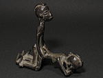 ロビのブロンズ像（中）・ブルキナファソ<アフリカのブロンズ彫刻