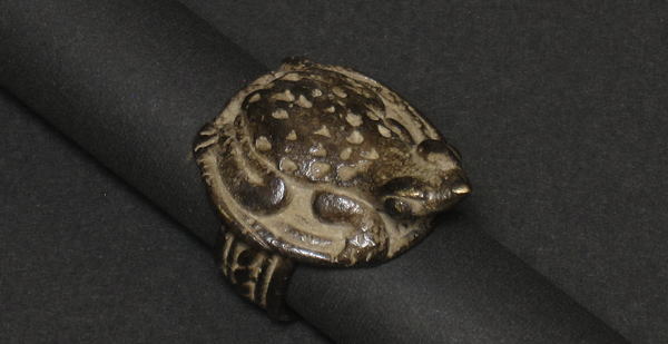ガンのブロンズ指輪（中）・ブルキナファソ<アフリカのブロンズ彫刻