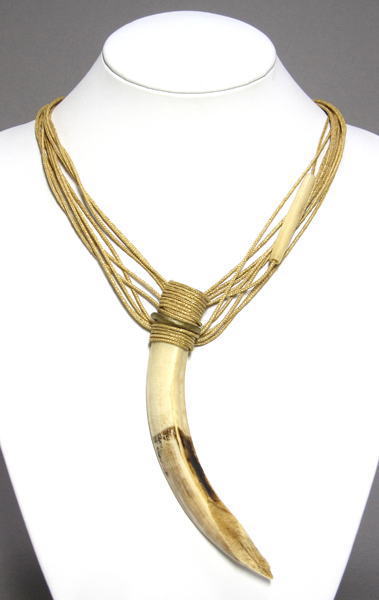 ラフィアと猪牙のネックレス<アフリカのアクセサリー：アフリカ雑貨