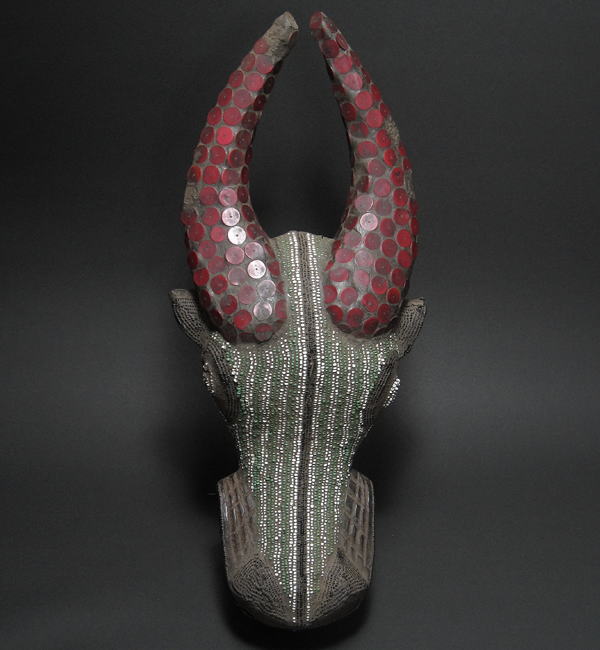 バミレーケの野牛のビーズ装飾マスク・カメルーン＜アフリカの仮面(木彫り)