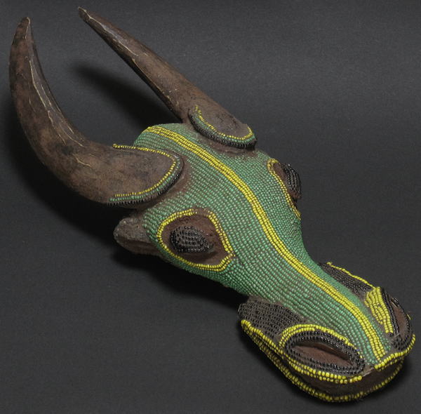 バミレーケの野牛のビーズ装飾マスク・カメルーン＜アフリカの仮面(木彫り)
