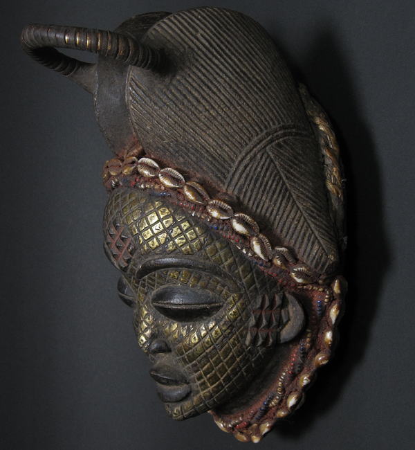 プヌのOkuyiマスク(金張り)・ガボンorコンゴ共和国＜アフリカの仮面(木彫り)