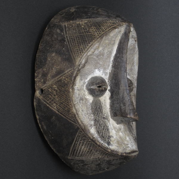 円盤型のマスク<アフリカの仮面(木彫り)：アフリカ雑貨アザライ