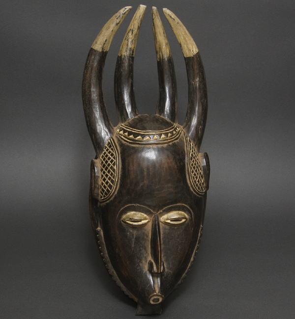 四本角のマスク<アフリカの仮面(木彫り)：アフリカ雑貨アザライ