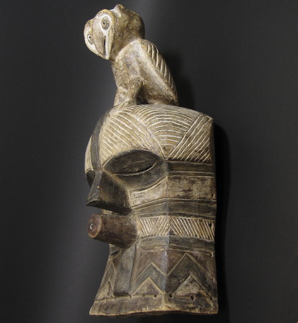 バソンゲのマスク・コンゴ民主共和国＜アフリカの仮面(木彫り)