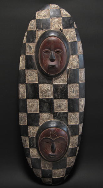木彫りの盾（大）<アフリカの木彫武具：アフリカ雑貨アザライ