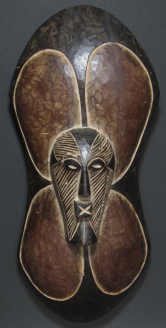 木彫りの盾<アフリカの木彫武具：アフリカ雑貨アザライ