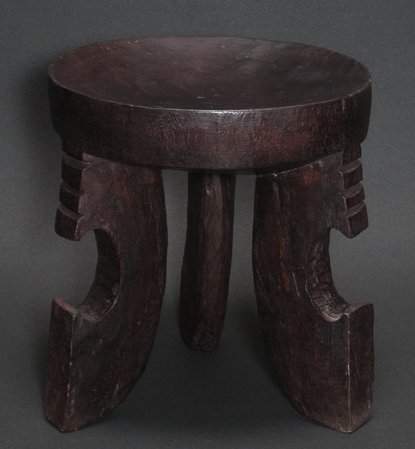 三本足の丸いす<アフリカの木彫家具・民具：アフリカ雑貨アザライ