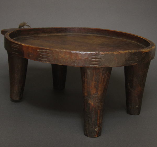 木彫りのコーヒー盆(四本足)・エチオピア<アフリカの木彫家具・民具