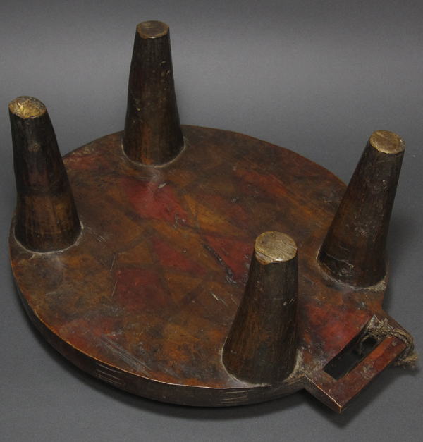 木彫りのコーヒー盆(四本足)・エチオピア<アフリカの木彫家具・民具