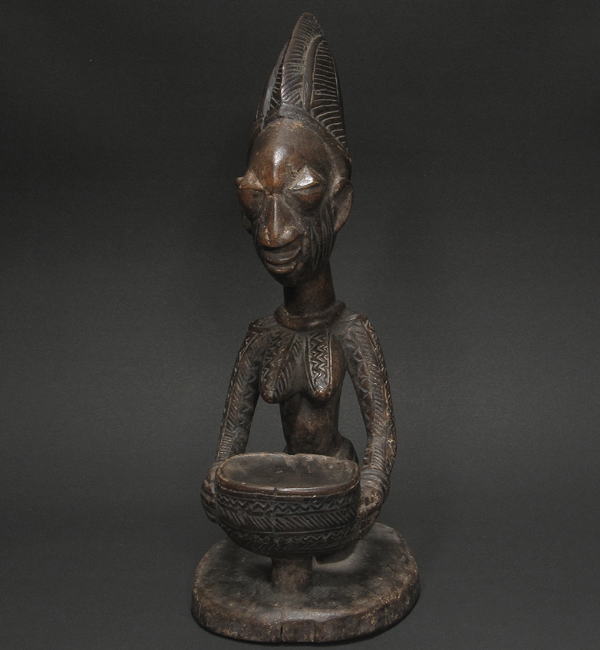 ヨルバ女性坐像<アフリカの木彫り像：アフリカ雑貨アザライ