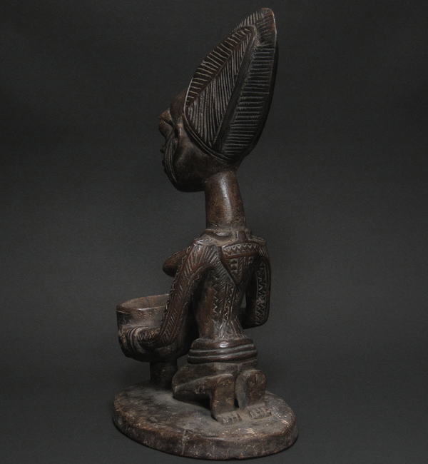 ヨルバ女性坐像<アフリカの木彫り像：アフリカ雑貨アザライ