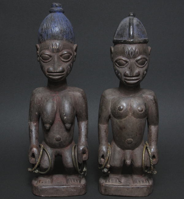 男女の双子像(イベジ)<アフリカの木彫り像：アフリカ雑貨アザライ