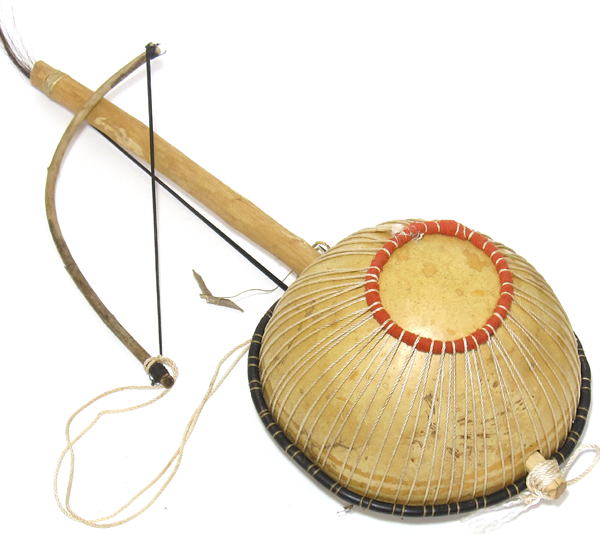 モシのルドゥガ(ひょうたんバイオリン)・ブルキナファソ<アフリカのひょうたん楽器