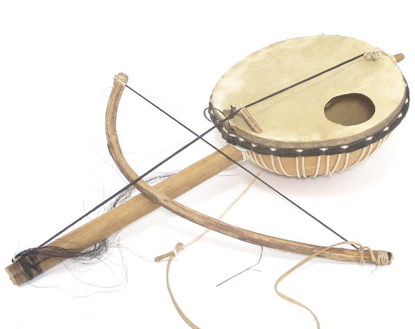 モシのルドゥガ(ひょうたんバイオリン)・ブルキナファソ<アフリカのひょうたん楽器