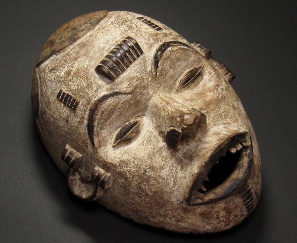イボの白塗りマスク・ナイジェリア＜アフリカの仮面