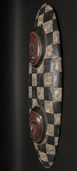 木彫り盾（大）・ガボン<アフリカの木彫武具