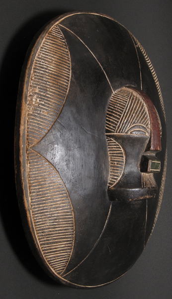 ソングウェの木彫り盾・コンゴ民主共和国<アフリカの木彫武具