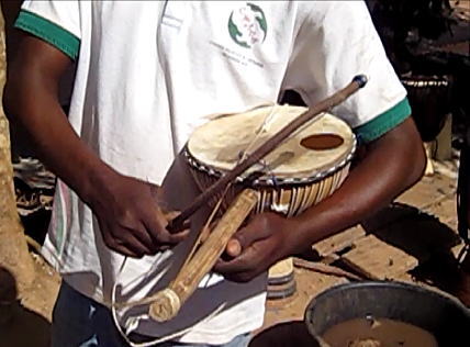 ルドゥガ（ひょうたんバイオリン）・モシ<アフリカのひょうたん楽器