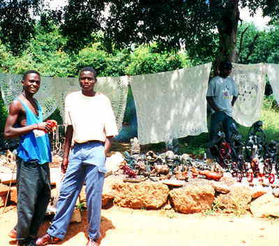 ソープストーンや木の彫刻を売るお土産屋さん。ジンバブウェにて。
