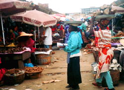 ガーナ中部クマシの市場：店先に大ぶりのかごがいくつも並んでいる。