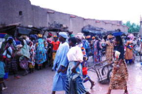 ジェンネの月曜市に集まった人々。アフリカンプリントの服を着た人がたくさん。