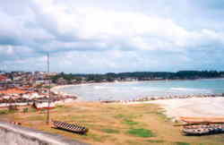 ガーナ：ギニア湾に面した港町ケープコースト