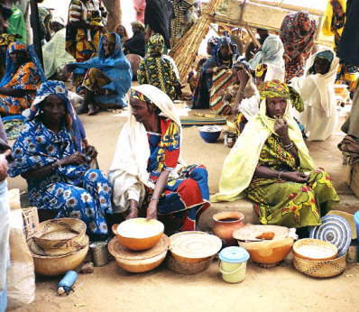 ニジェール：乳製品を売るフルベの女性たち