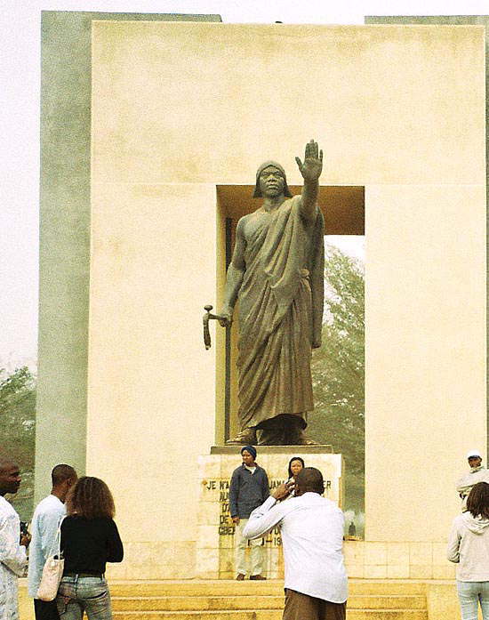 ベナン：アボメー市。ベハンジン王の銅像