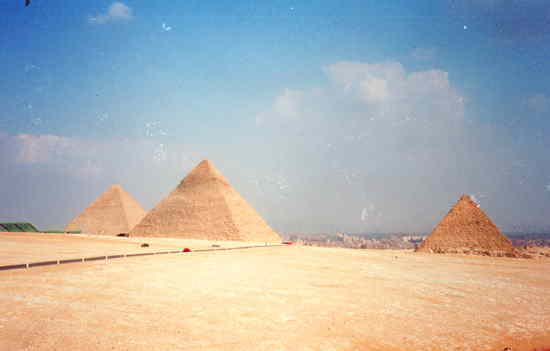 エジプト：カイロの巨大ピラミッド