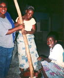 ガーナ：ボルガタンガ。フフを作る女衆