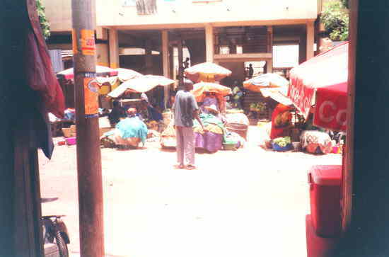 マリ：モプティ旧市街の市場