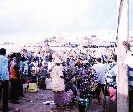 マリ：ニジェール河水運の中心地モプティ
