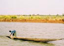 マリ：ニジェール河の少年漁師