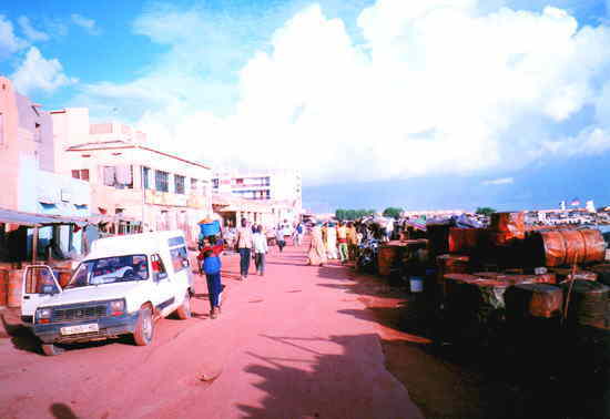 マリ：ニジェール河水運の中心地モプティ