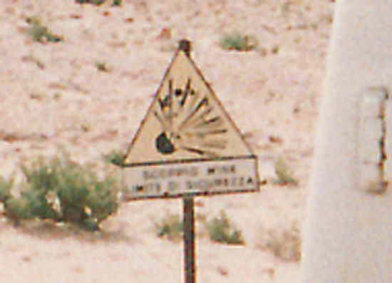 西サハラ：地雷注意の標識