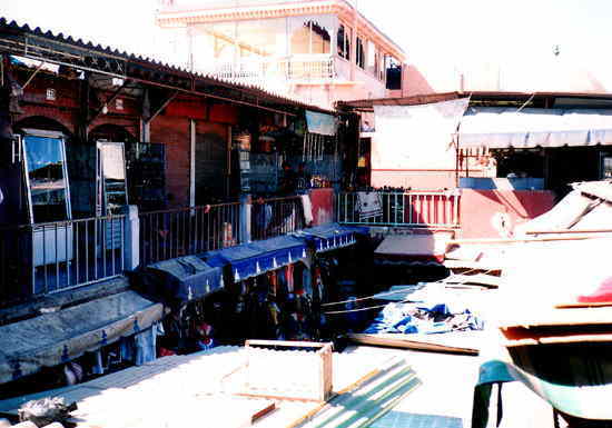 モロッコ：マラケシュ旧市街（メディナ）のスーク（市場）