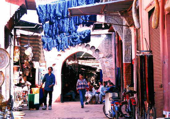 モロッコ：マラケシュ旧市街（メディナ）のスーク（市場）