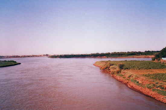 スーダン：首都カルツーム・青ナイルと白ナイルの合流地点