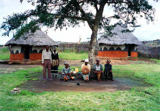 ジンバブウェ：ムビラ（親指ピアノ）と太鼓