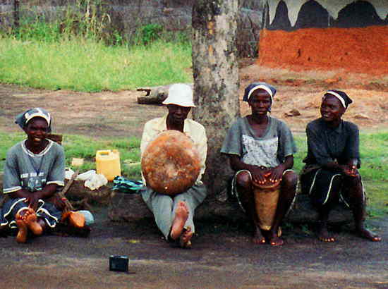 ジンバブウェ：ムビラ（親指ピアノ）と太鼓